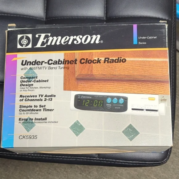 NIB Emerson Under-Cabinet Clock Radio - Picture 1 of 6